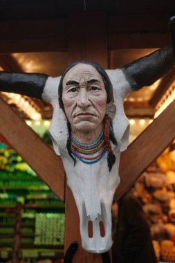 Kafatası olan bir adam.