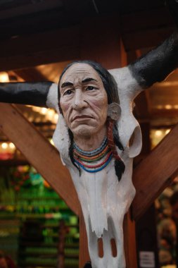 Kafatası olan bir adamın portresi.