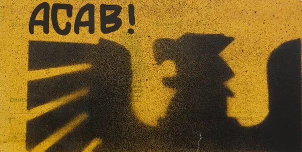 Silahlı bir adamın silueti.