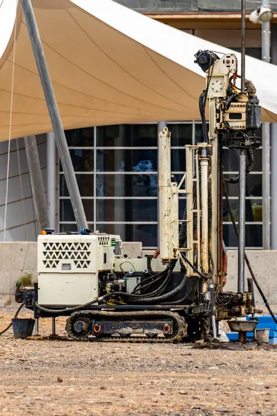 Su kuyusu talimi. Madencilik kulesiyle sondaj makineleri. Mühendislik ekipmanları. Toprağı delen sondaj kulesine yakın çekim