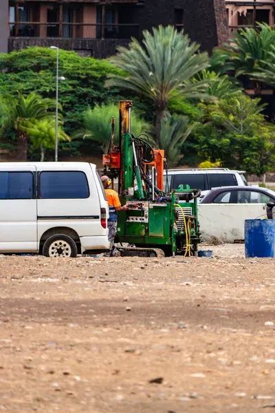 Su kuyusu talimi. Madencilik kulesiyle sondaj makineleri. Mühendislik ekipmanları. Toprağı delen sondaj kulesine yakın çekim