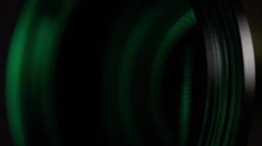 Yeşil renkli bir lensin bulanık görüntüsü. Görüntü koyu ve yeşil renk ona gizemli ve kasvetli bir atmosfer veriyor.