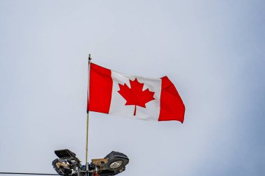 Kanada bayrağı rüzgarda dalgalanıyor