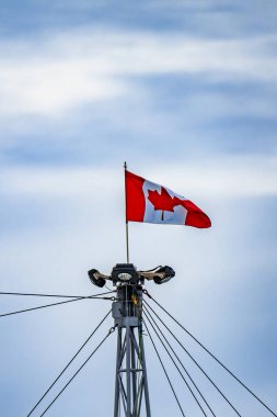 Kanada bayrağı rüzgarda dalgalanıyor
