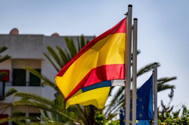 Rüzgarda dalgalanan İspanya bayrağı mavi arkaplan ve kopyalama alanı