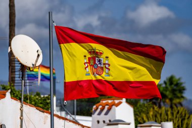 Rüzgarda dalgalanan İspanya bayrağı mavi arkaplan ve kopyalama alanı