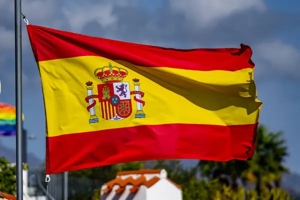 Rüzgarda dalgalanan İspanya bayrağı mavi arkaplan ve kopyalama alanı