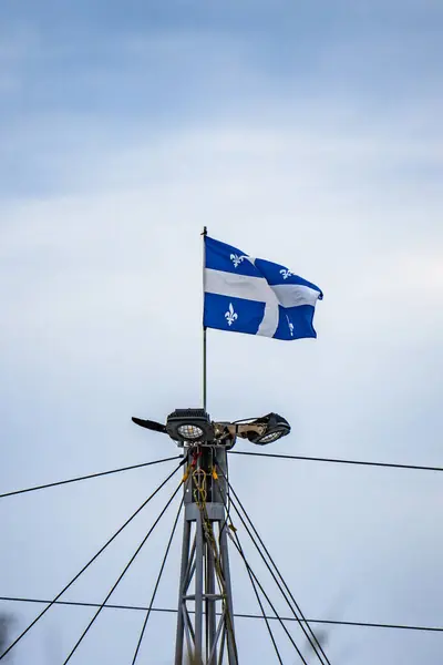 Quebec dalgalanan bayrak mavi gökyüzü