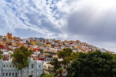 Las Palmas 'ın yerleşim bölgesinde renkli evleri olan şehir manzarası. Büyük Kanarya, İspanya