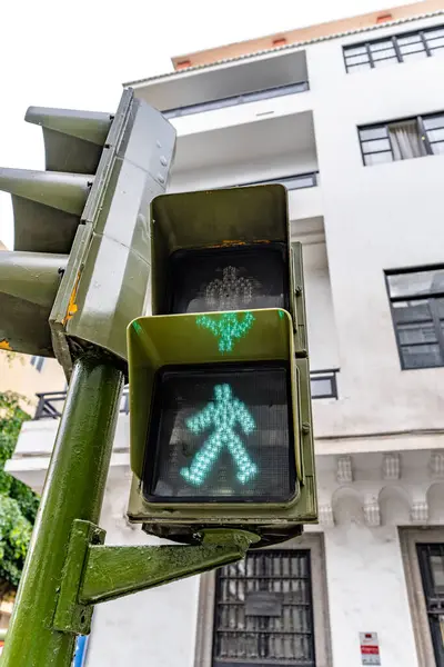 Yeşil trafik ışığı kutup