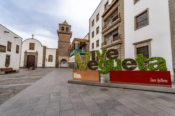 Vive Vegueta işareti Las Palmas de Gran Canaria, İspanya 'da Vegueta mahallesinde görüldü. İşaret binaların önünde duruyor.