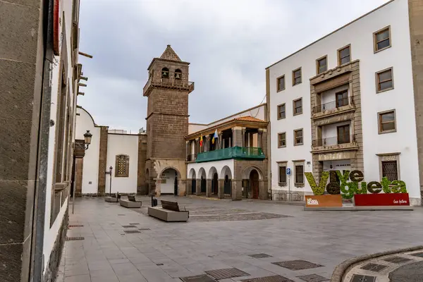 Vive Vegueta işareti Las Palmas de Gran Canaria, İspanya 'da Vegueta mahallesinde görüldü. İşaret binaların önünde duruyor.