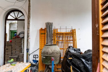 Bir sürü dağınıklık ve büyük bir çöp yığını olan bir oda. Oda darmadağın ve kendisi de temizlenme sürecinde.