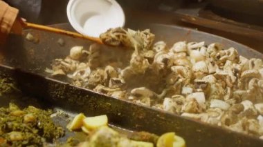 Pişirme mantarı - kızartma tavasında kızarmış şampiyon