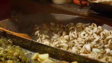 Pişirme mantarı - kızartma tavasında kızarmış şampiyon