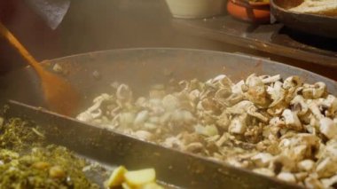 Pişirme mantarı - kızartma tavasında kızarmış şampiyon