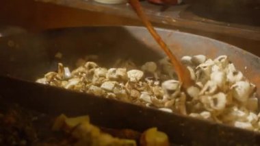 Pişirme mantarı - kızartma tavasında kızarmış şampiyon