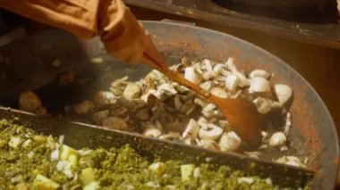 Pişirme mantarı - kızartma tavasında kızarmış şampiyon