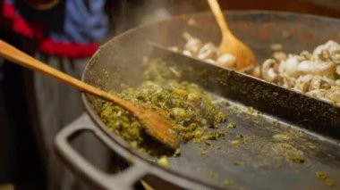 Büyük bir tavada patates ve soğanlı lahana yapmak.