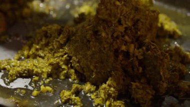 Büyük bir tavada patates ve soğanlı lahana yapmak.