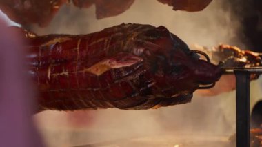 Domuzlar ateş çukurunda kızarıyor ve dönüyor.