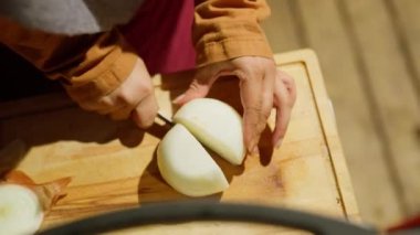 Evde Bıçakla Beyaz Soğan Doğrama Videosu