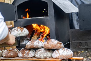 Lunaparkta top fırlatmak için 10 kutu istiflenmiş.