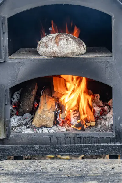 Lunaparkta top fırlatmak için 10 kutu istiflenmiş.