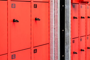 Çağdaş Boşluktaki Modern Kırmızı Dolaplar Çağdaş Uzayda