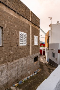 Beyaz süslemeli ve balkonlu tuğla bir bina. Bina eski ve çok karakterli.