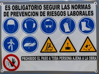 Çeşitli sembolleri ve uyarısı olan bir tabela 