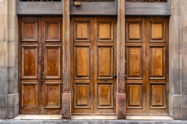 Kırsal görünüşlü üç ahşap kapı. Kapılar açık ve içerisi boş.