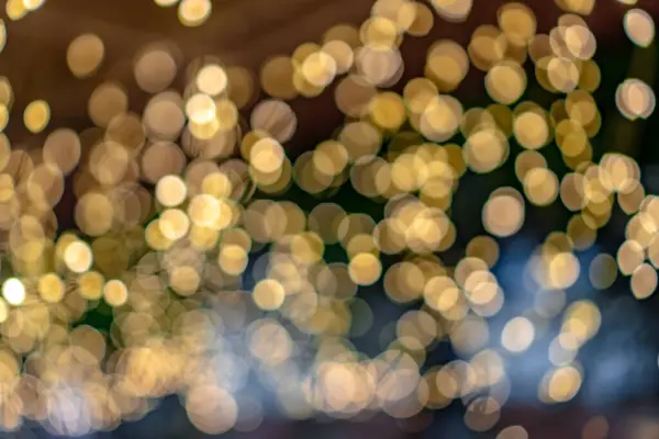 Görüntü bulanık, renkli ve soyut bir ışık gösterisidir. Işık gösterisi havada süzülüyor gibi görünen birçok küçük, parıldayan çemberden oluşuyor.