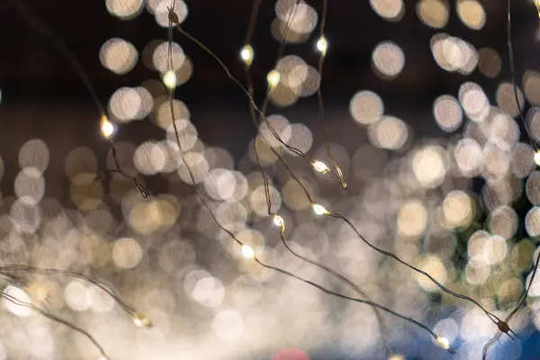 Görüntü bulanık, parlak ve renkli bir ışık gösterisidir. Işıklar bir hareket ve enerji hissi yaratacak şekilde düzenlenmiştir. Sahne heyecan ve meraktan ibaret.