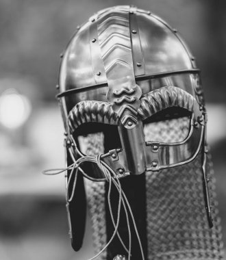 Siyah ve gümüş desenli bir kask. Miğfer metalden yapılmıştır ve siyah ve gümüş rengi vardır.