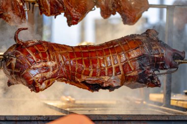 Aşçının domuzu sıcak kömürlerin üstünde dumana tükürülüyor. Açık hava ızgarası