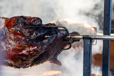 Aşçının domuzu sıcak kömürlerin üstünde dumana tükürülüyor. Açık hava ızgarası