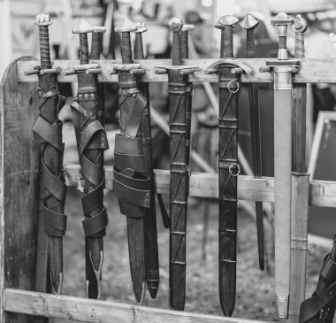 Bir sıra kılıç çitin üzerinde asılı. Kılıçların hepsi farklı boyutlarda ve stilde. Sahne merak ve entrikanın bir parçasıdır. Seyirci her kılıcın ardındaki tarih ve hikayeleri merak eder.