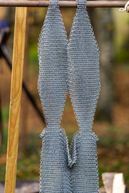 Tahta direkli gümüş bir zincir. Zincir bükülmüş ve gümüş rengi var.