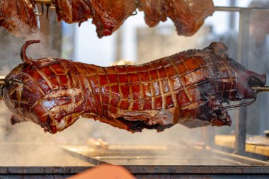 Aşçının domuzu sıcak kömürlerin üstünde dumana tükürülüyor. Açık hava ızgarası