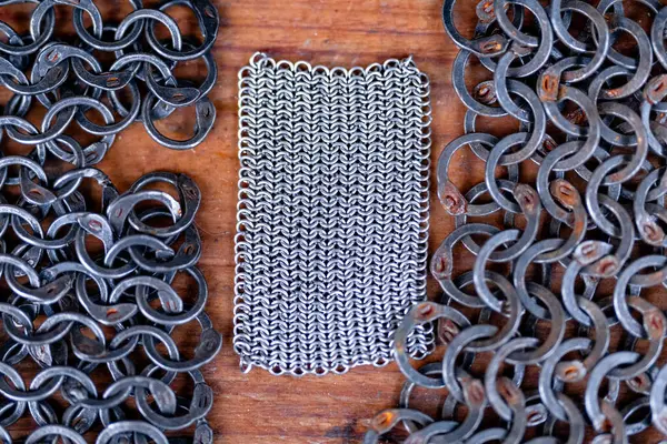 Gümüş bir zincir parçası diğer gümüş zincirlerin yanında gösterilir. Gümüş zincir ortadan kesilir ve zincirin geri kalanı görünür hale gelir. Bolluk ve çeşitlilik kavramı