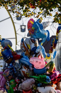İçinde Peppa Pig 'in de olduğu farklı karakterleri olan bir sürü balon. Balonlar birbiri üzerine yığılmış renkli ve kaprisli bir görüntü oluşturuyorlar. Eğlence ve oyun anlayışı