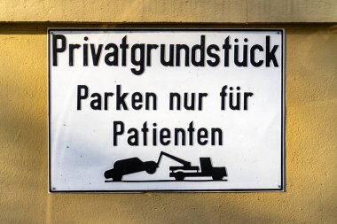 Duvarda Er Grundstuck yazan bir tabela. Bölgeye park etmemeniz için bir uyarı.