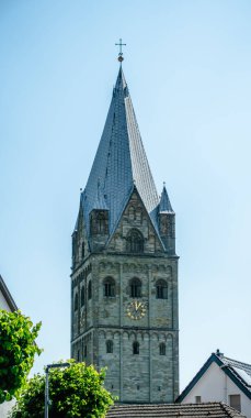 Uzun, çan kulesinin üstünde bir saat olan kilise kulesi..