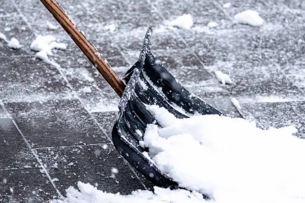 Bir kar küreme aracı yerde, üzerinde çok kar var. Kar bir yığın halinde yığıldı.