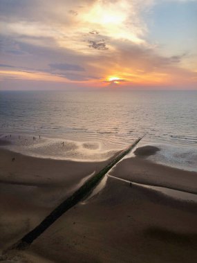 Middelkerke, Belçika 'da gün batımının drone görüntüsü, siluetler ve su havuzları