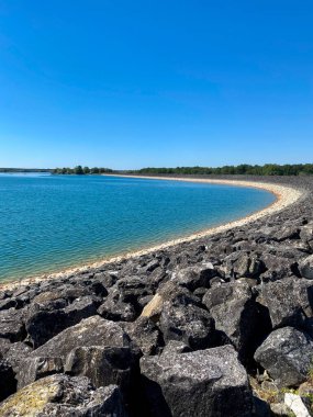 Lac du Temple - Rıhtım ve Çevresindeki Kaya oluşumlarıyla Göl