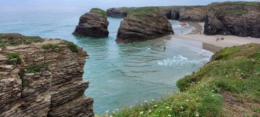 Okyanus yüzeyi yeşil tepeler ve Katedrallerin ünlü kayaları ile çevrilidir.