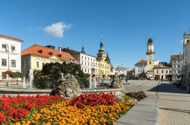 Banska Bystrica, Slovakya - 28 Eylül 2022: Banska Bystrica 'nın tarihi şehir merkezindeki ana şehir meydanı
