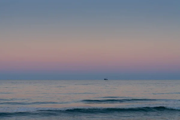 Pôr Sol Colorido Mar Negro Largo Costa Búlgara Com Barco — Fotografia de Stock